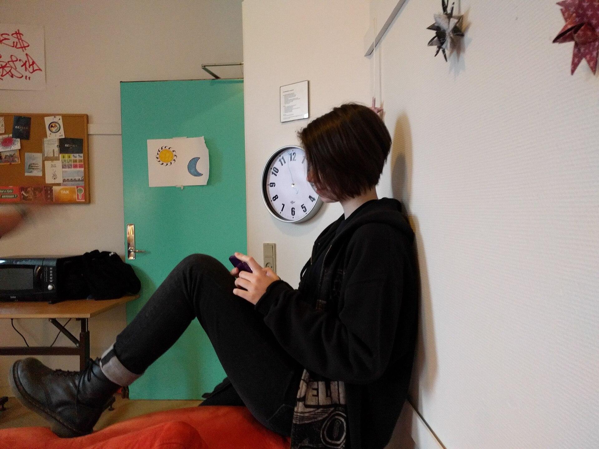 Adolescente usando telefone celular. Imagem ilustrativa, sem relação com os aplicativos citados na nota técnica da Sedigi.