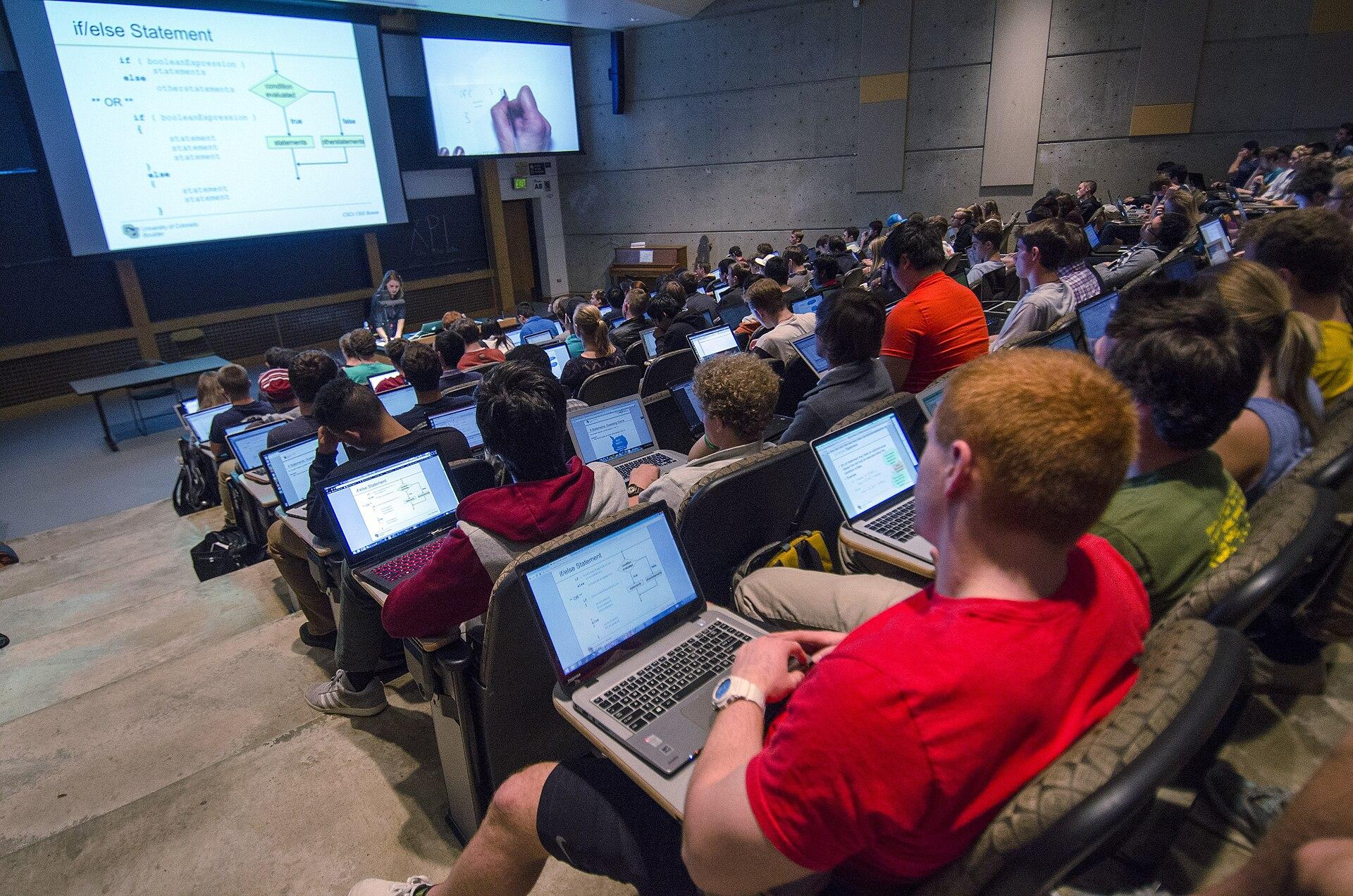 Aula de ciência da computação na Universidade do Colorado em Boulder, nos Estados Unidos. Imagem ilustrativa da formação de quem entra em carreira técnica, sem relação com a Anthropic nem com as pessoas citadas no relatório.