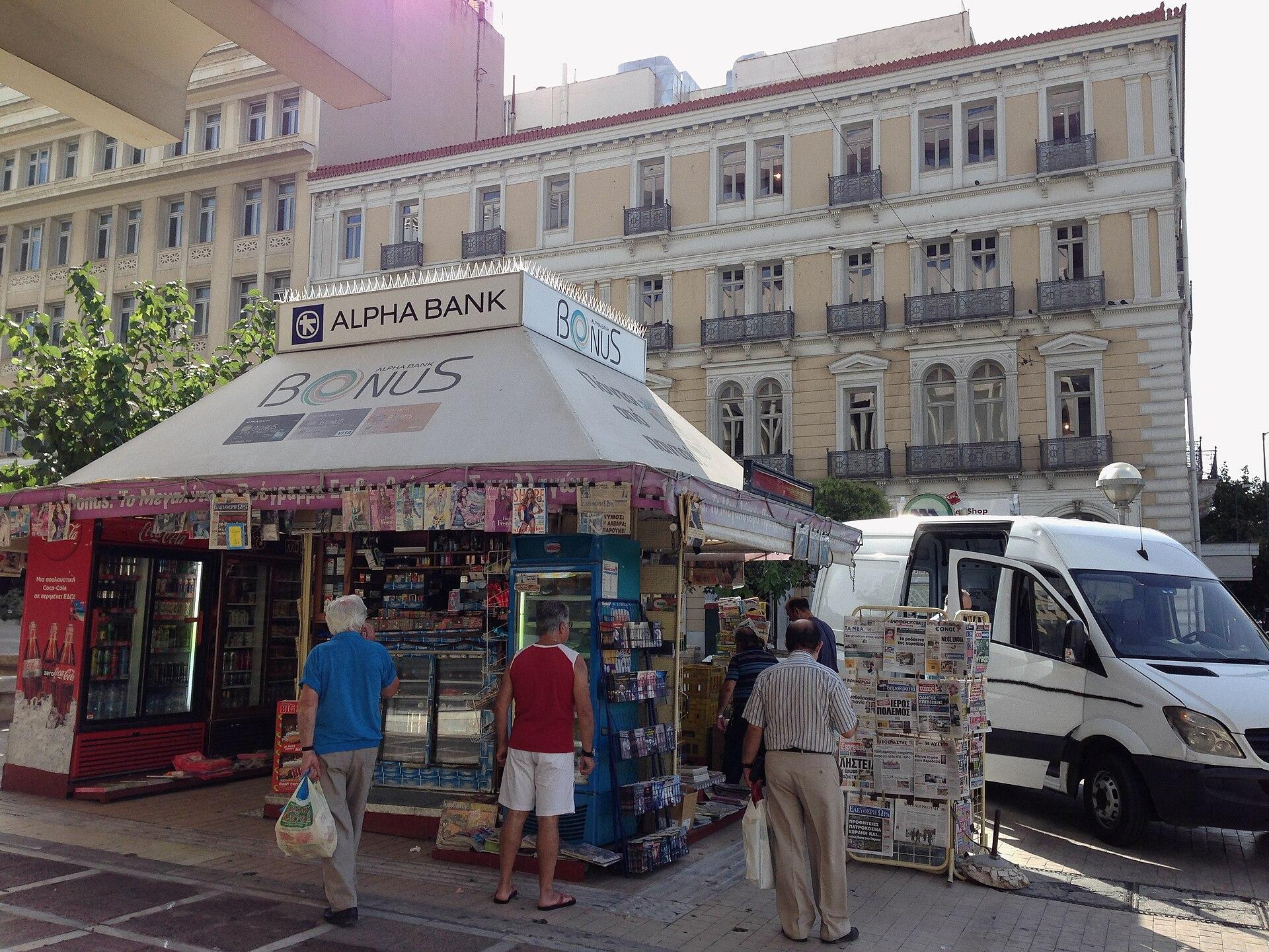Banca de jornais em Atenas. Imagem ilustrativa: o relatório da OpenAI não identifica os veículos que publicaram os textos das duas operações, e nenhum deles aparece nesta foto.