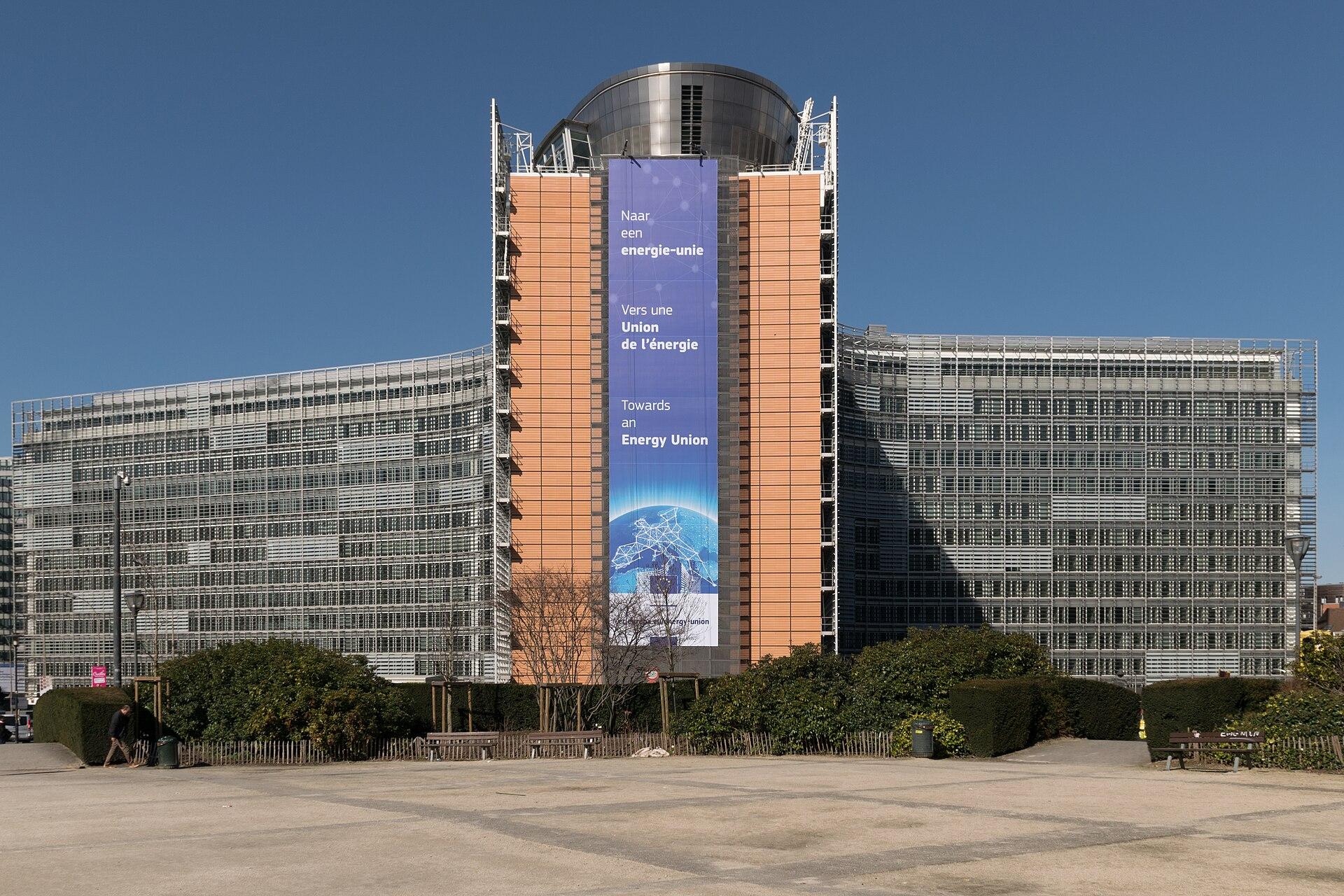 O edifício Berlaymont, em Bruxelas, sede da Comissão Europeia, de onde partiu a designação. A supervisão do DSA é dividida com os coordenadores nacionais da Irlanda e dos Países Baixos.