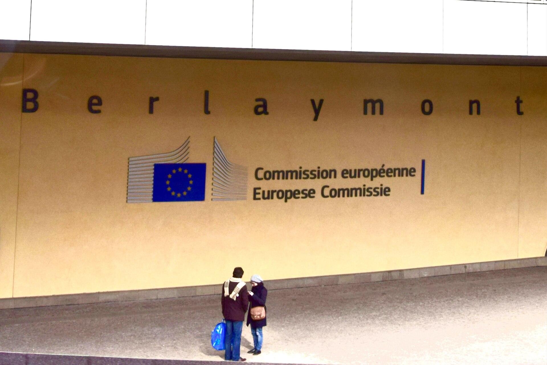 Letreiro na entrada do edifício Berlaymont, sede da Comissão Europeia, em Bruxelas. Imagem ilustrativa: a consulta corre por formulário online, não em reunião presencial.