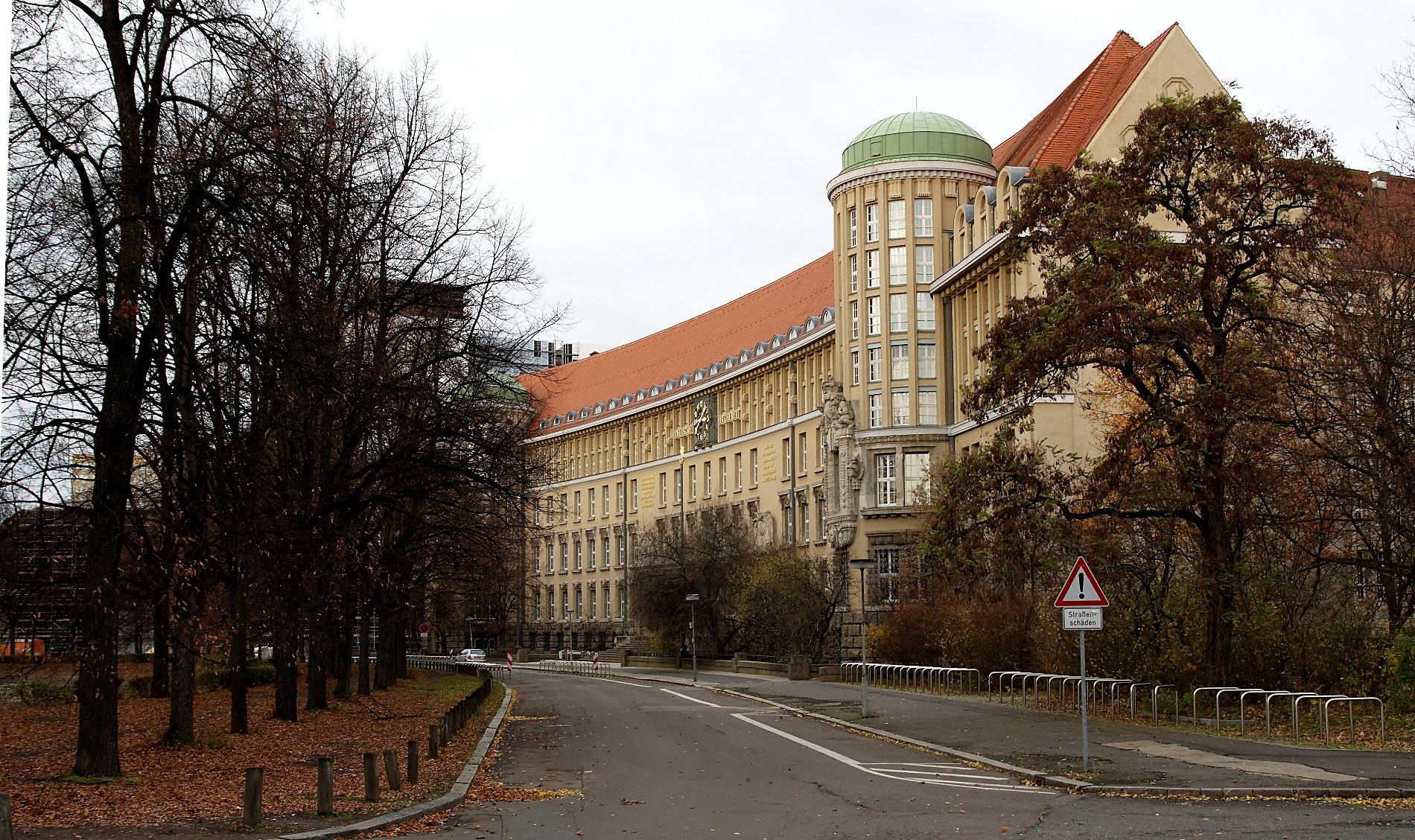 Biblioteca Nacional da Alemanha, em Leipzig. Imagem ilustrativa: cerca de 85% do alemão lido pelo Kolibri veio de texto da web, orgânico ou reescrito, e não de acervo de biblioteca.