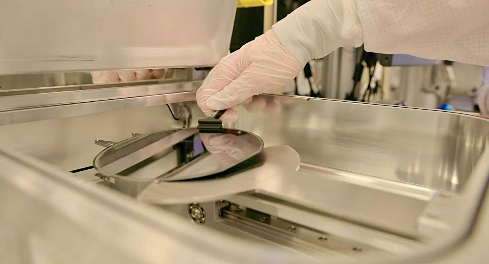 Bolacha de semicondutor sendo retirada de um equipamento de fabricação. Imagem ilustrativa, sem relação com a fabricação dos chips Maia, que a Microsoft diz produzir no nó N2P da TSMC.