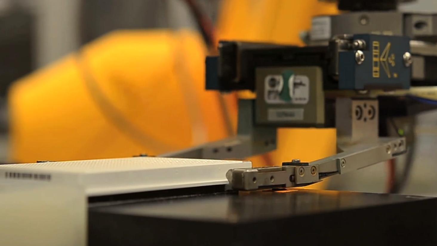Braço robótico manipula uma placa de ensaio em laboratório do NIAID, nos Estados Unidos. Imagem ilustrativa do tipo de equipamento que o Model Hardware Standard pretende conectar, sem relação com os laboratórios da prévia.