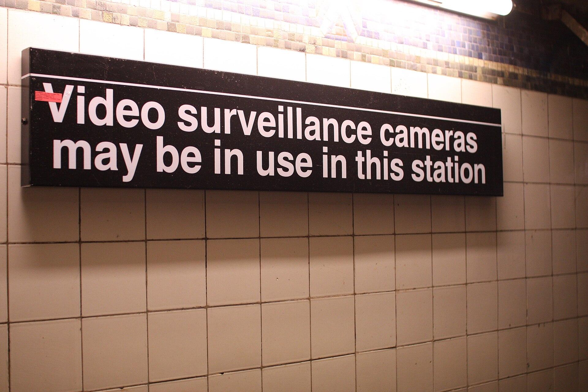 Câmeras de vigilância no metrô de Nova York. Imagem ilustrativa de uma das seções reescritas da política, a de vigilância e justiça criminal, sem relação com qualquer sistema citado pela Anthropic.