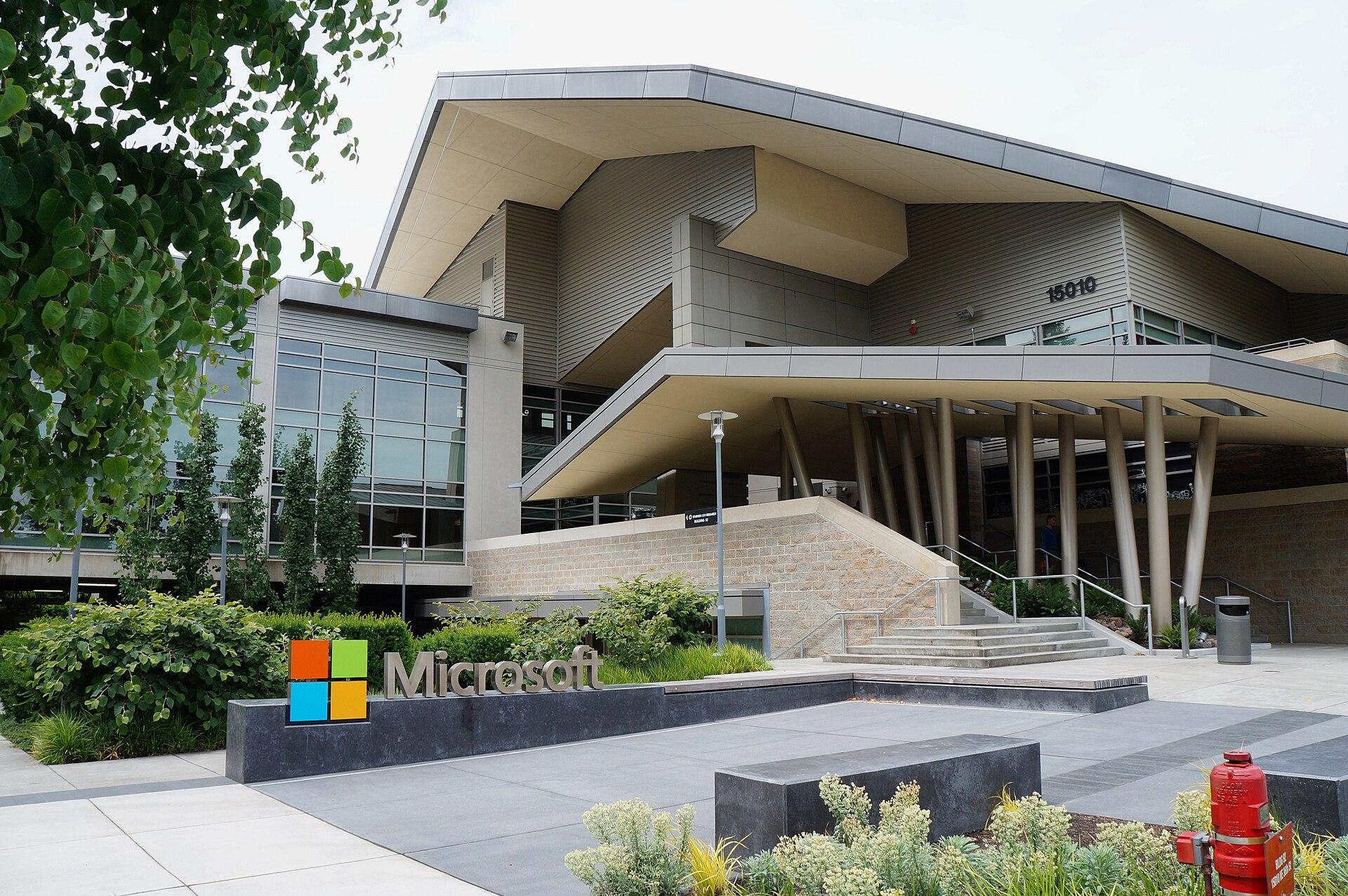 Prédio 92 do campus da Microsoft em Redmond, no estado de Washington. Imagem ilustrativa: os números de corte de gasto são de reportagem intermediada e não foram confirmados pelas empresas.