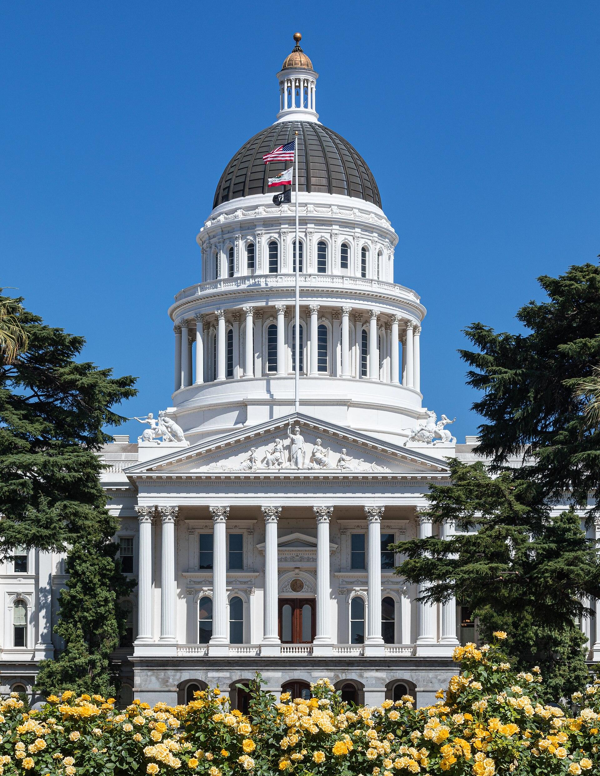 Capitólio da Califórnia, em Sacramento, onde tramita a SB 53. A OpenAI pediu emendas que ampliem as salvaguardas da lei.