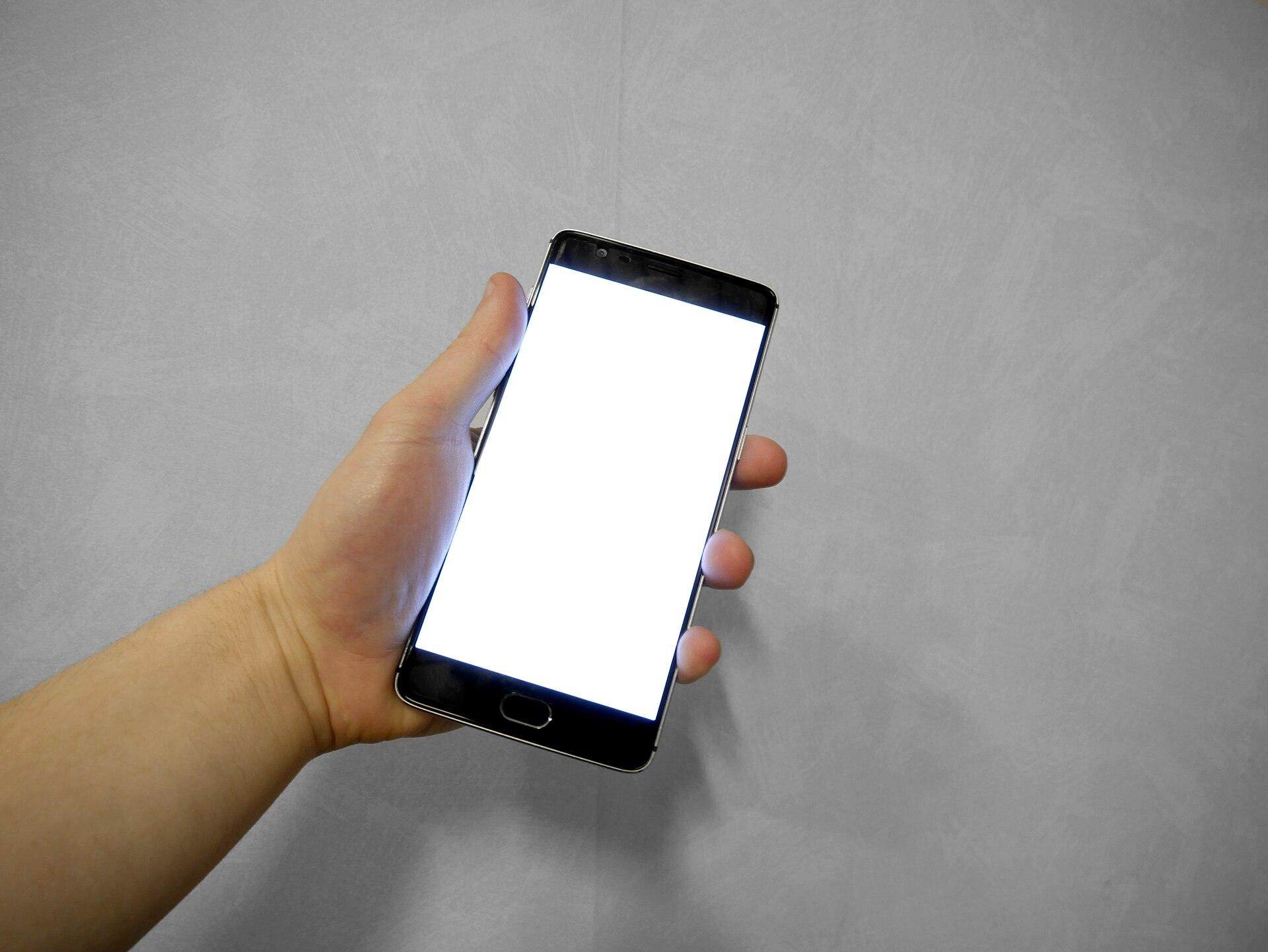 Telefone celular com a tela em branco. Imagem ilustrativa: a tela da foto não é a do ChatGPT, e a Intelligent UI monta a interface a cada resposta.