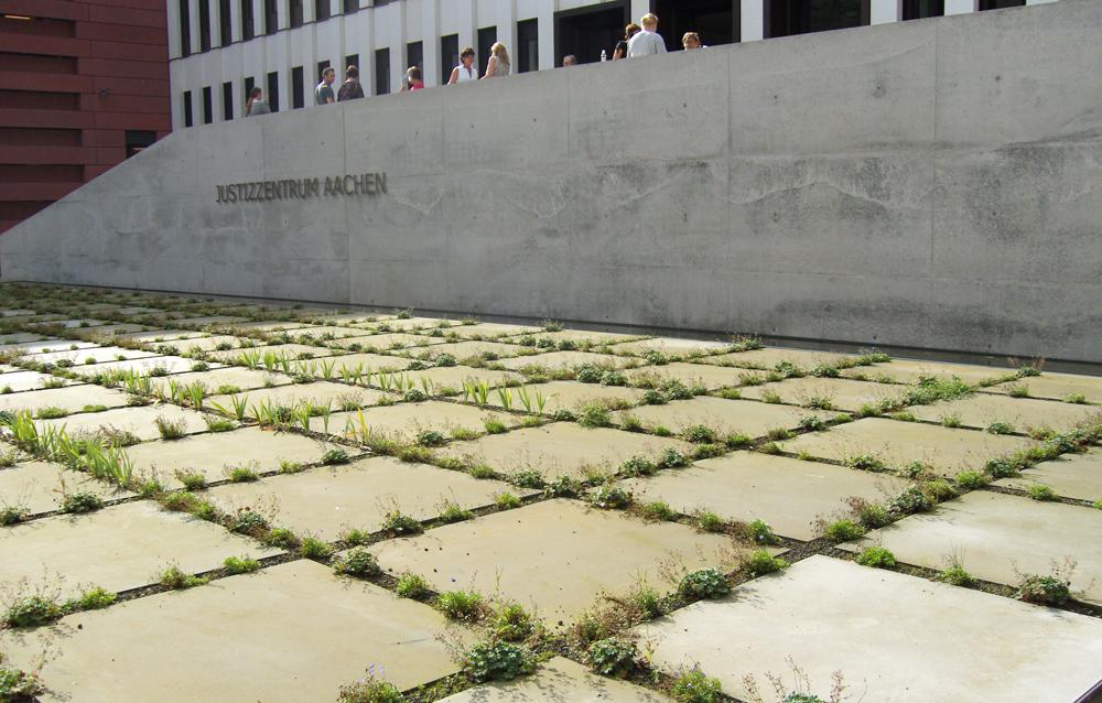 Pátio do centro judiciário de Aachen, na Alemanha. Imagem ilustrativa da cidade onde fica o tribunal que concedeu a liminar; a foto não registra a decisão nem as partes do processo.