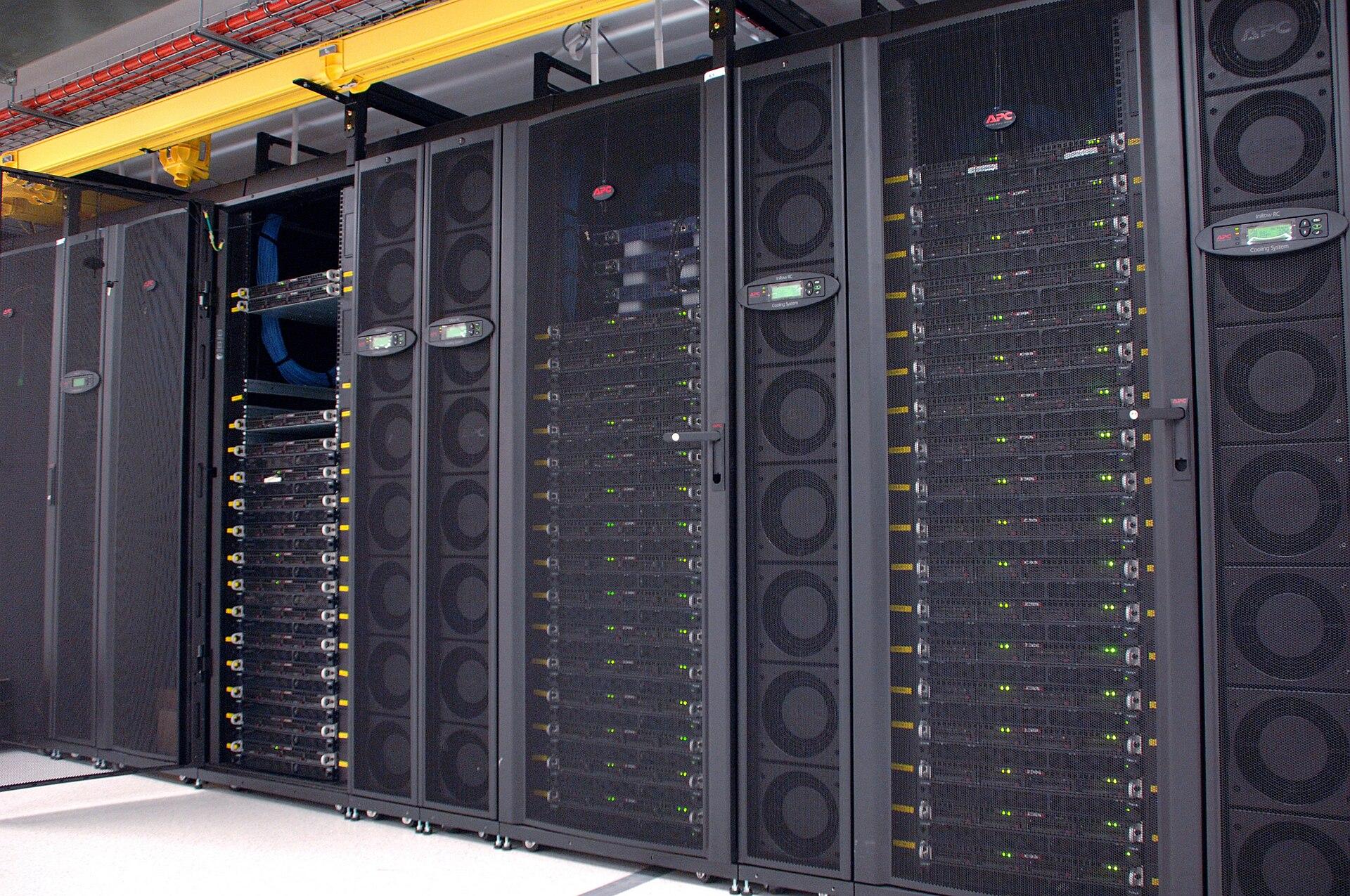 Cluster de GPUs em um centro de pesquisa. Imagem ilustrativa da infraestrutura usada em treino de modelos.