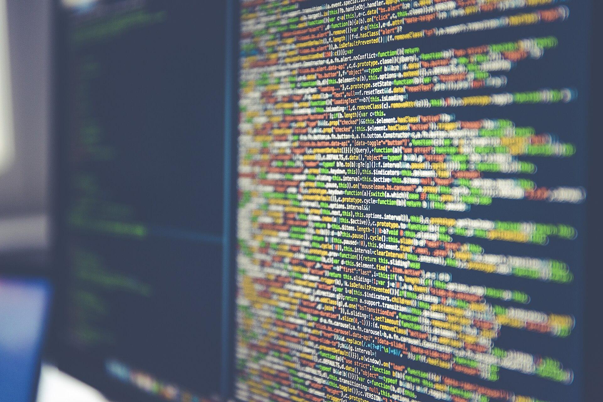 Código-fonte na tela de um monitor. Imagem ilustrativa: os ganhos de programação descritos no anúncio são relatos de clientes em acesso antecipado, sem medição independente.