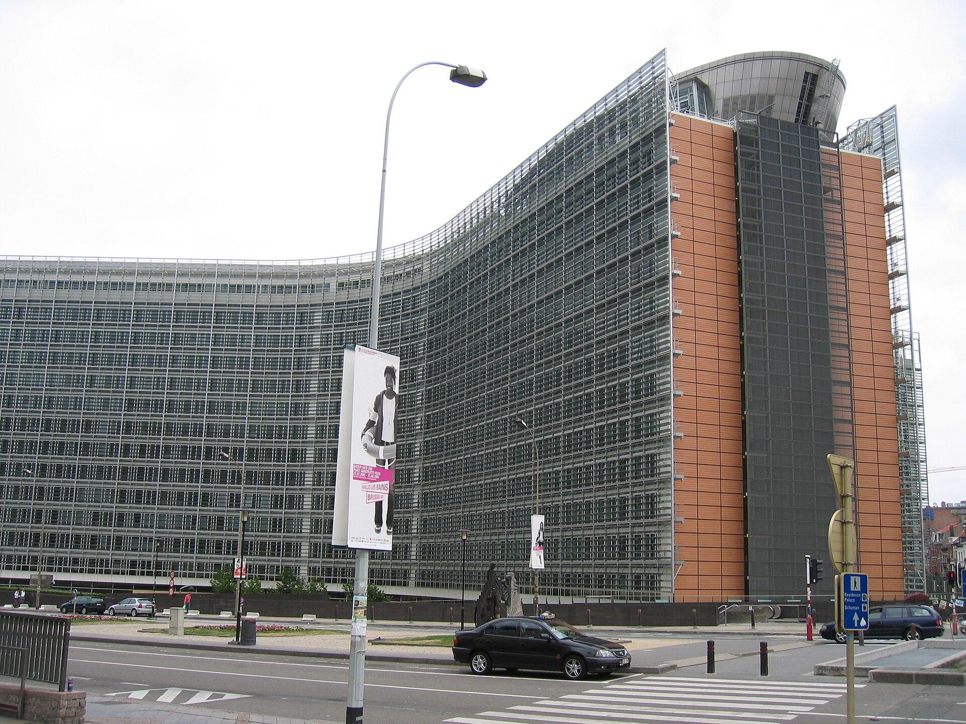 Sede da Comissão Europeia, em Bruxelas. Imagem ilustrativa: a obrigação de identificar texto gerado por IA vem do AI Act europeu, e a marca d'água da OpenAI só será aplicada ao ChatGPT dentro da União Europeia.