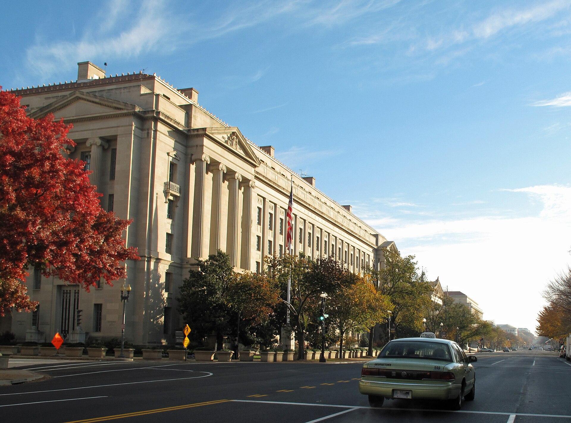 Sede do Departamento de Justiça dos Estados Unidos, em Washington. A petição a favor de fair use no treino de IA partiu do departamento, e quem julga o caso é uma corte federal de Manhattan.
