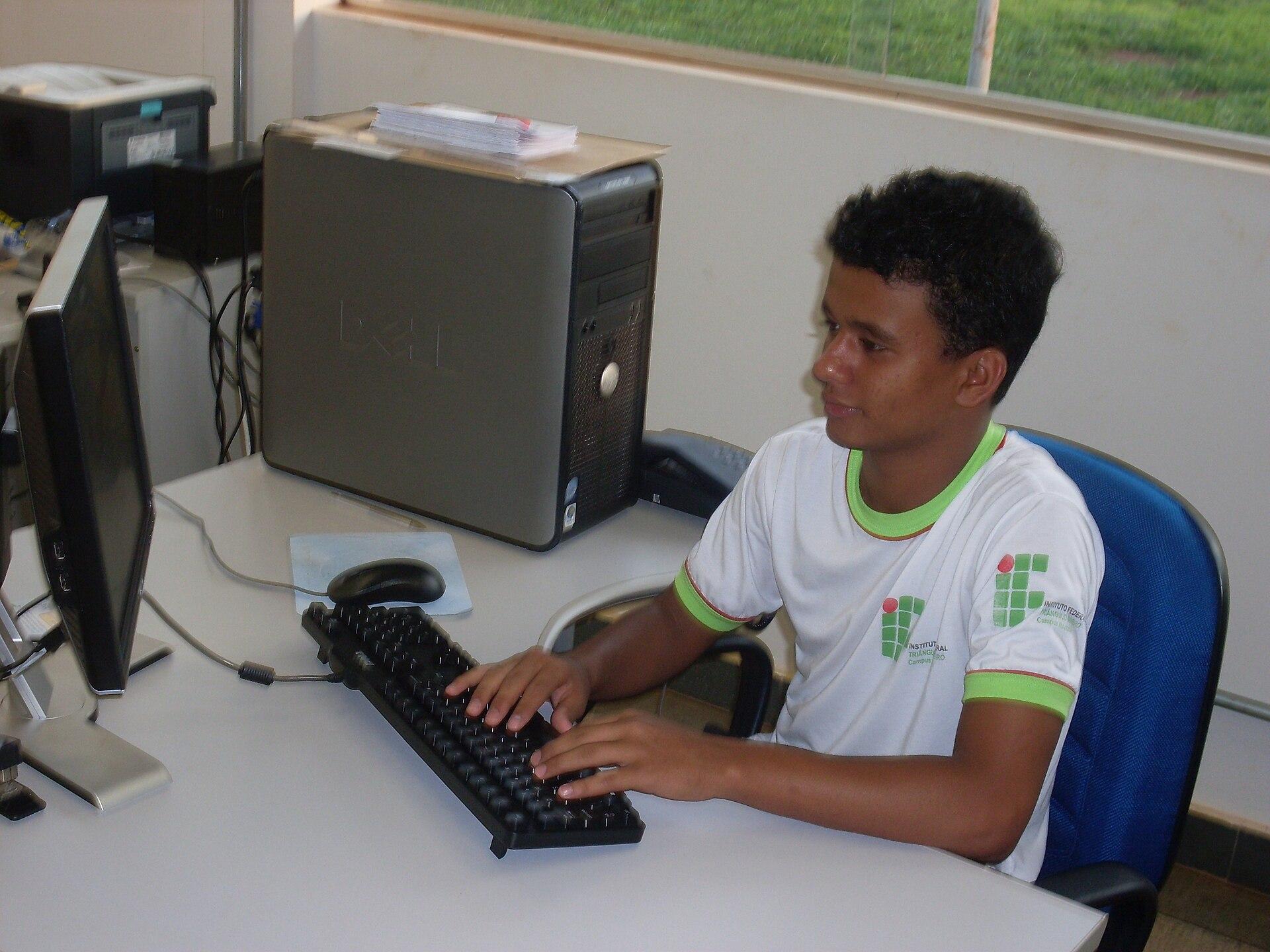 Estudante digita em um teclado no Instituto Federal do Triângulo Mineiro. Imagem ilustrativa: o levantamento do Pew cobre apenas páginas em inglês.