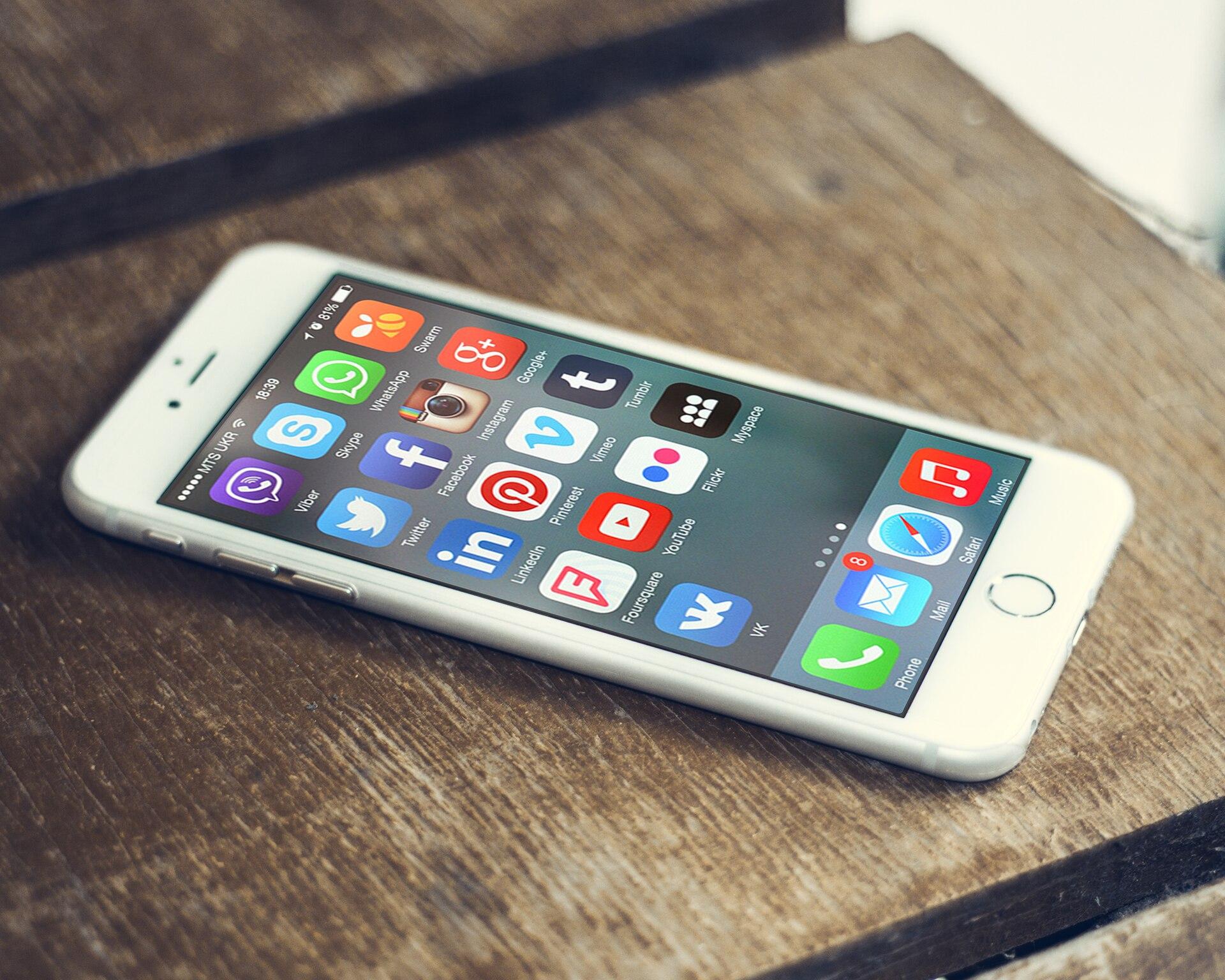 Ícones de redes sociais na tela de um celular. Imagem ilustrativa, sem relação com as contas descritas no relatório da Anthropic.
