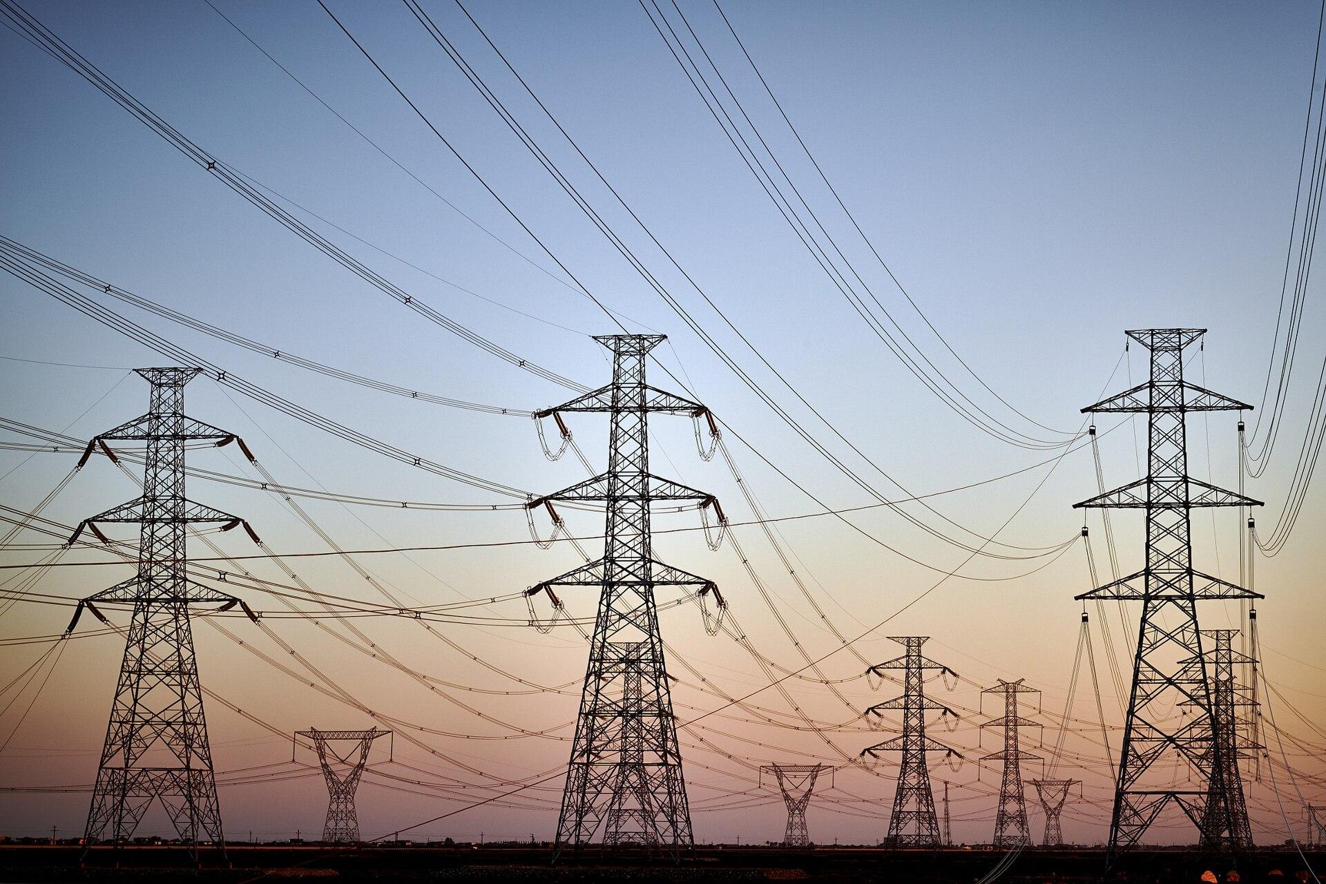 Linhas de transmissão. O gargalo da expansão de data centers deixou de ser o chip e passou a ser energia firme.