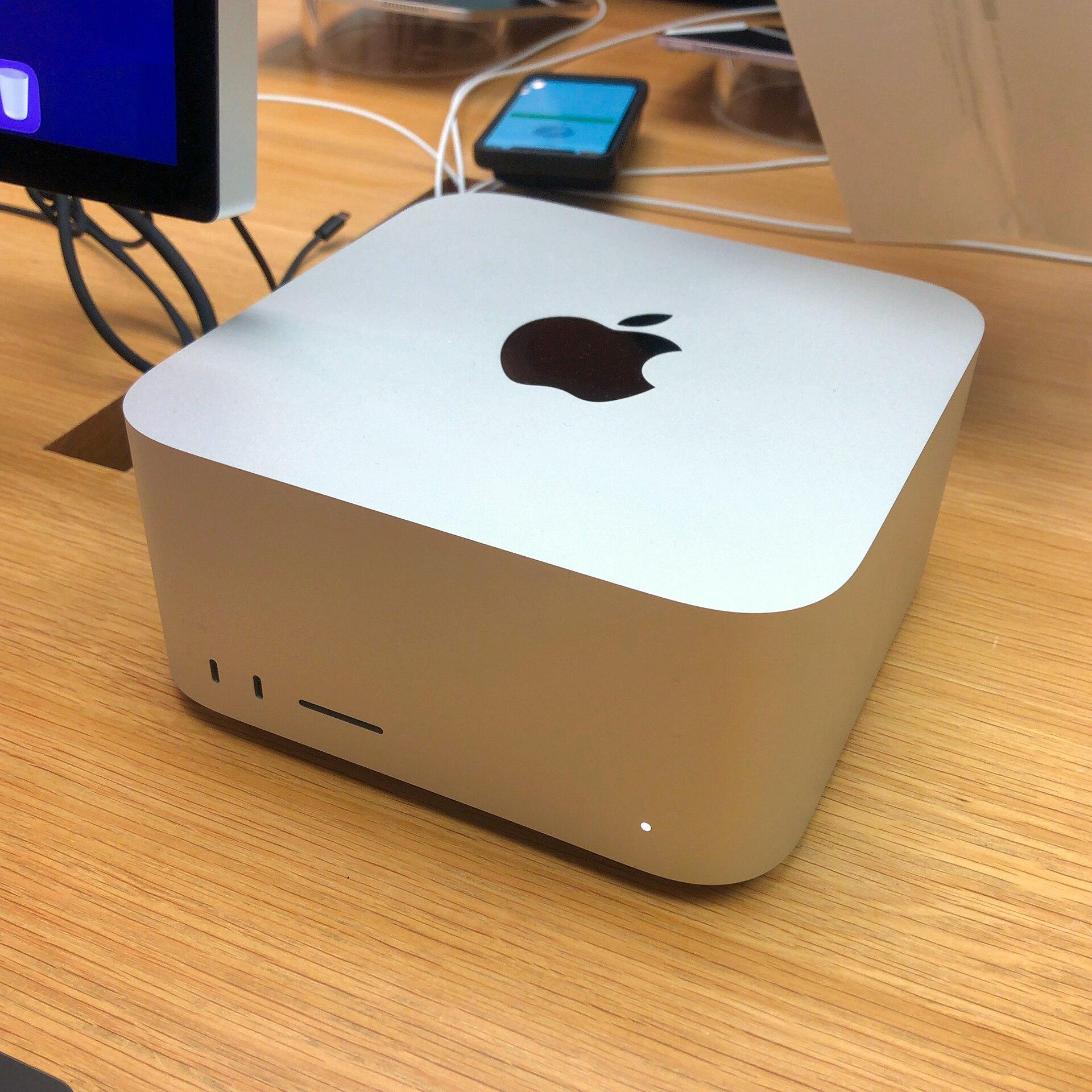 Computador Mac Studio, da Apple, exposto numa loja. Imagem ilustrativa: a foto não mostra a configuração descrita pela Meta, que exige duas máquinas com chip M5 Ultra e 512 GB de memória unificada cada.