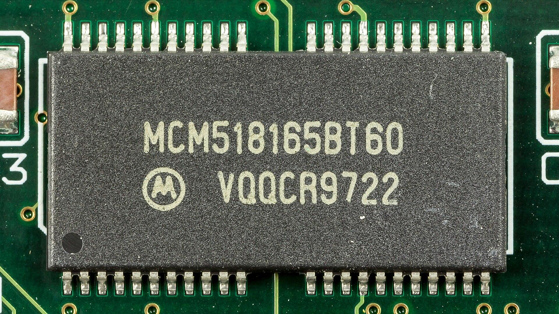 Chip de memória em um módulo. A alta anunciada vem do custo da DRAM, não do processador de IA. Imagem ilustrativa.