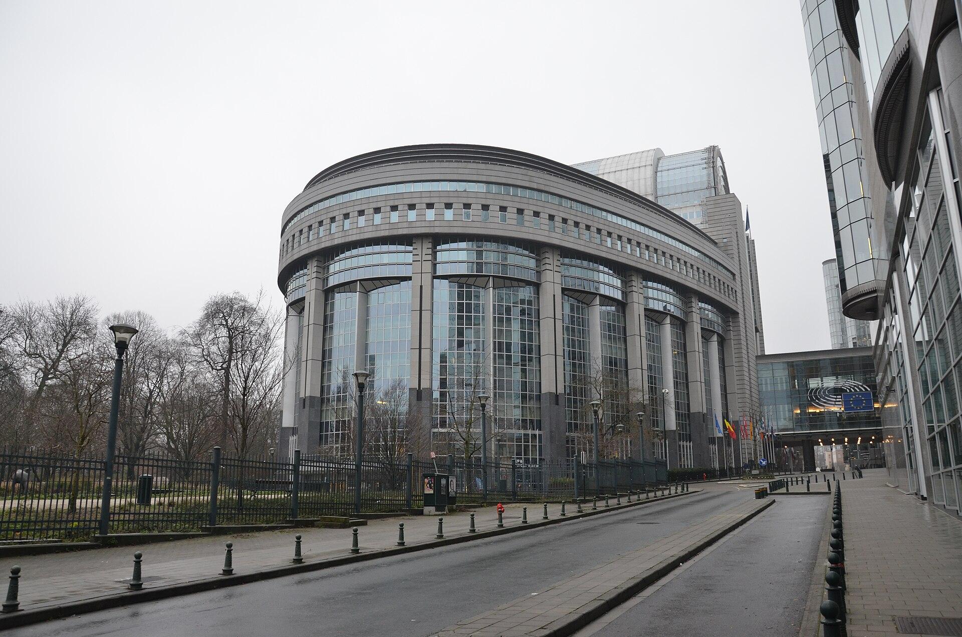 Sede do Parlamento Europeu, em Bruxelas. A fiscalização do AI Act cabe ao AI Office da Comissão com as autoridades nacionais.