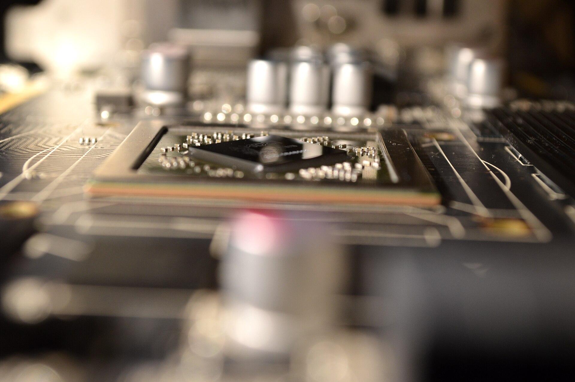 Placa de computação vista de perto. Imagem ilustrativa, sem relação com as DPUs BlueField-4 em que a NVIDIA diz rodar o Sentry.
