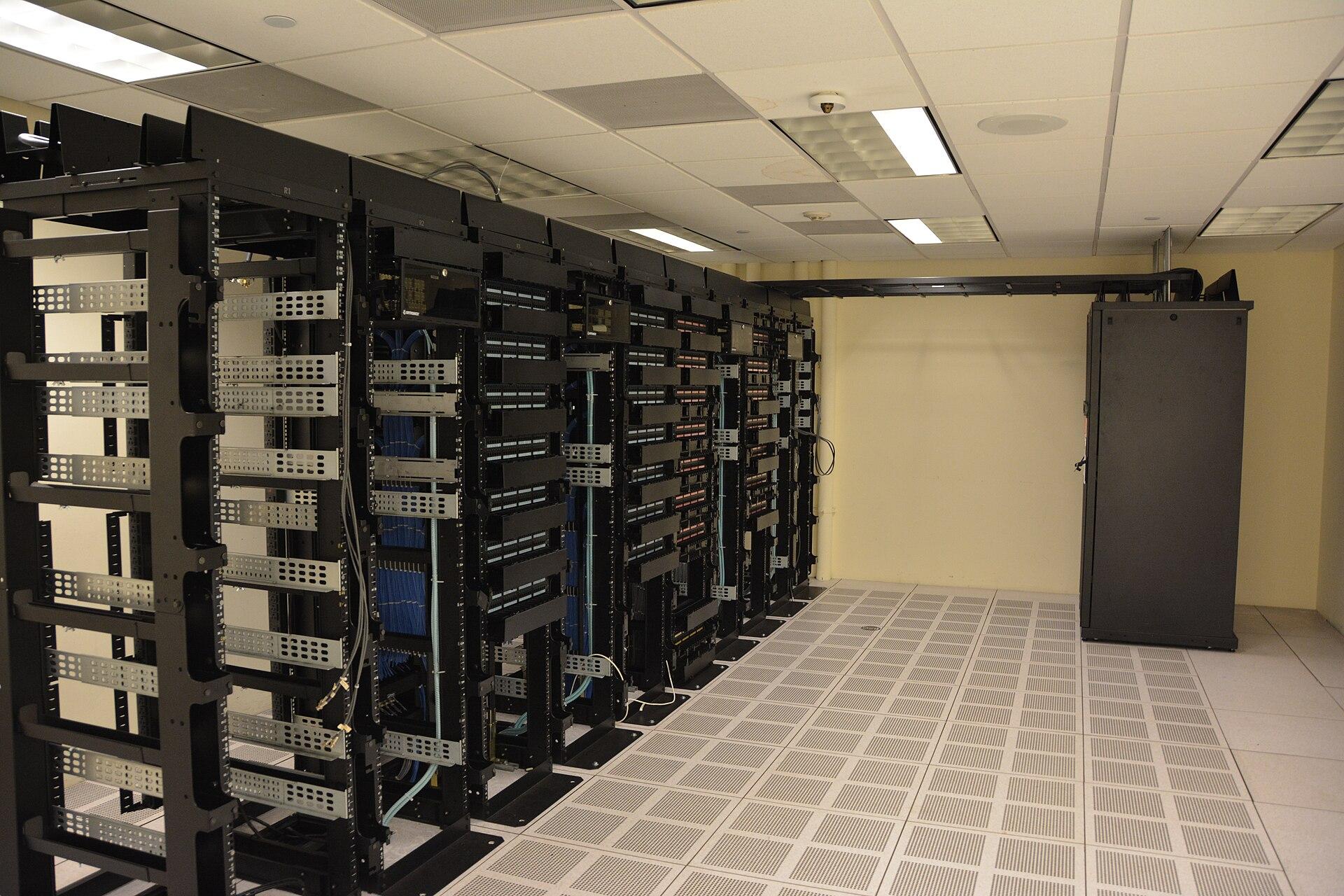 Racks de equipamento em uma sala de data center. Imagem ilustrativa: a pesquisa mediu a opinião de adultos nos Estados Unidos, e não se refere a nenhuma instalação específica.