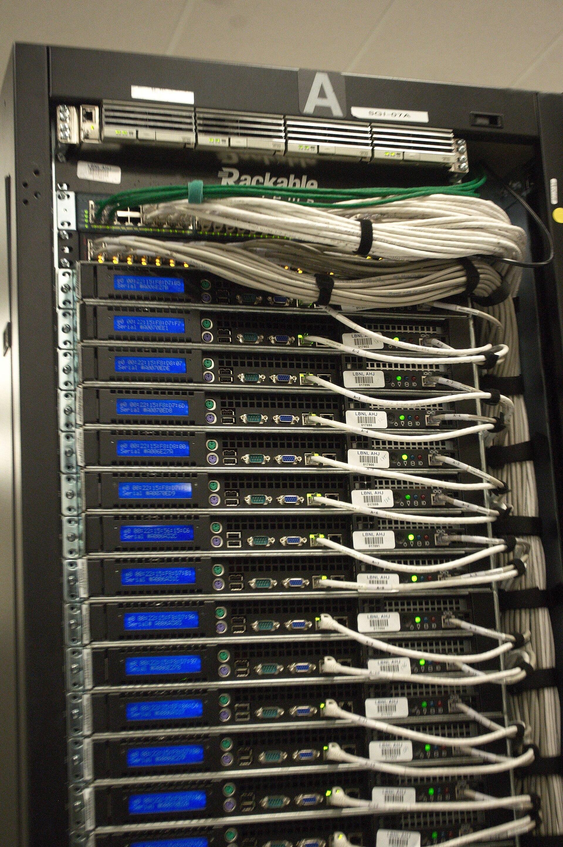 Rack de servidores no data center do NERSC, centro de computação científica americano. Imagem ilustrativa do tipo de instalação citada nesta matéria, sem relação com as empresas e os financiamentos descritos pela S&P Global.