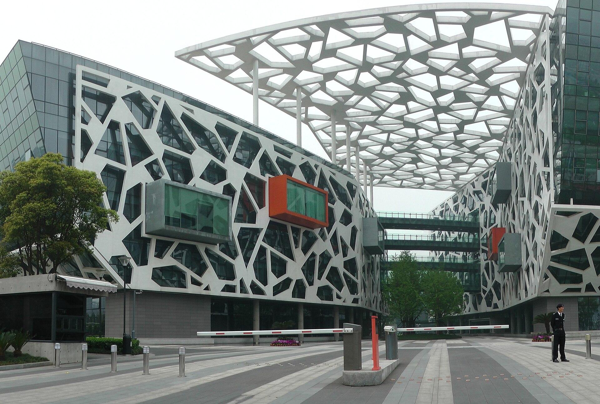 Sede do grupo Alibaba, em Hangzhou, na China. A equipe Qwen, responsável pelo modelo, pertence à divisão de nuvem da empresa.