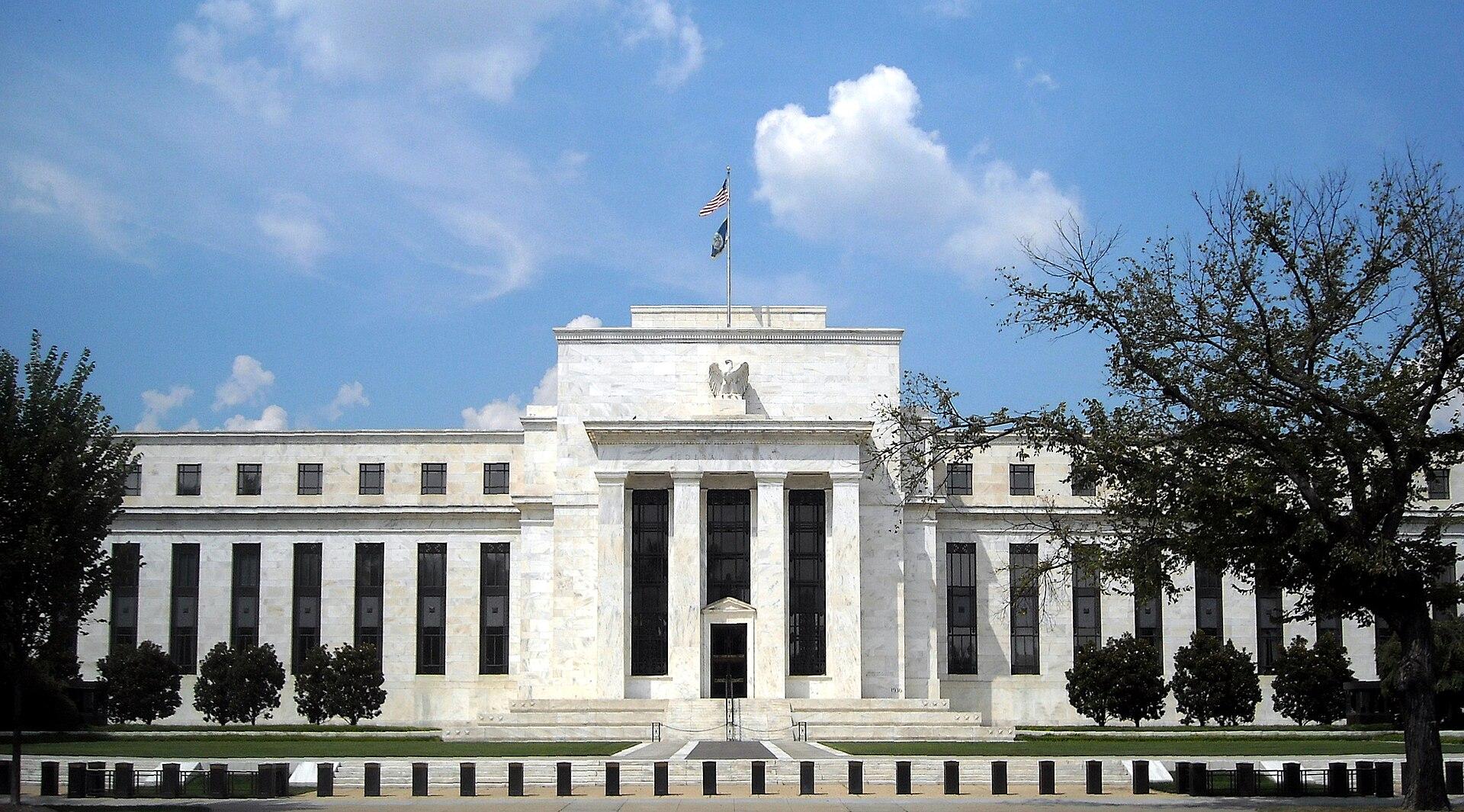 Sede do Federal Reserve, em Washington. Imagem ilustrativa da analogia que a própria Anthropic usa no anúncio, a do examinador bancário instalado dentro da instituição fiscalizada. Não há relação entre o Federal Reserve e o acordo com a METR.