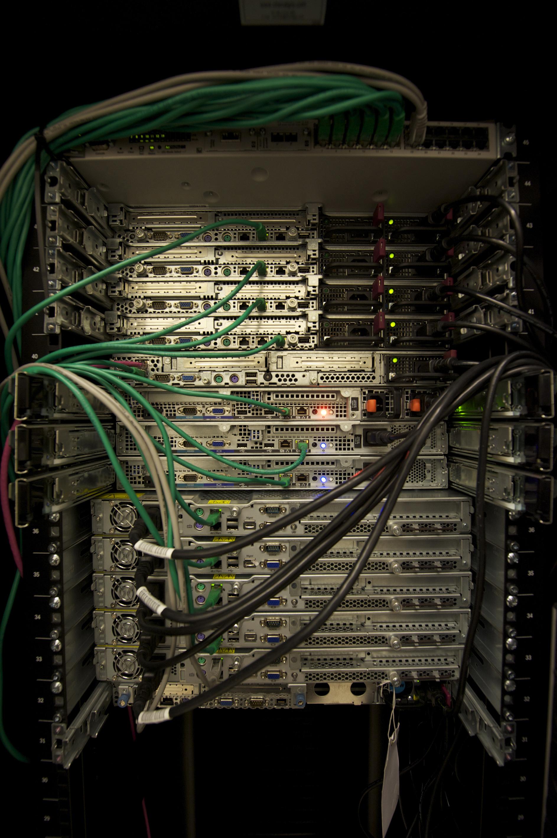Servidores em rack. O Hugging Face hospeda os pesos e os datasets que a comunidade publica. Imagem ilustrativa.