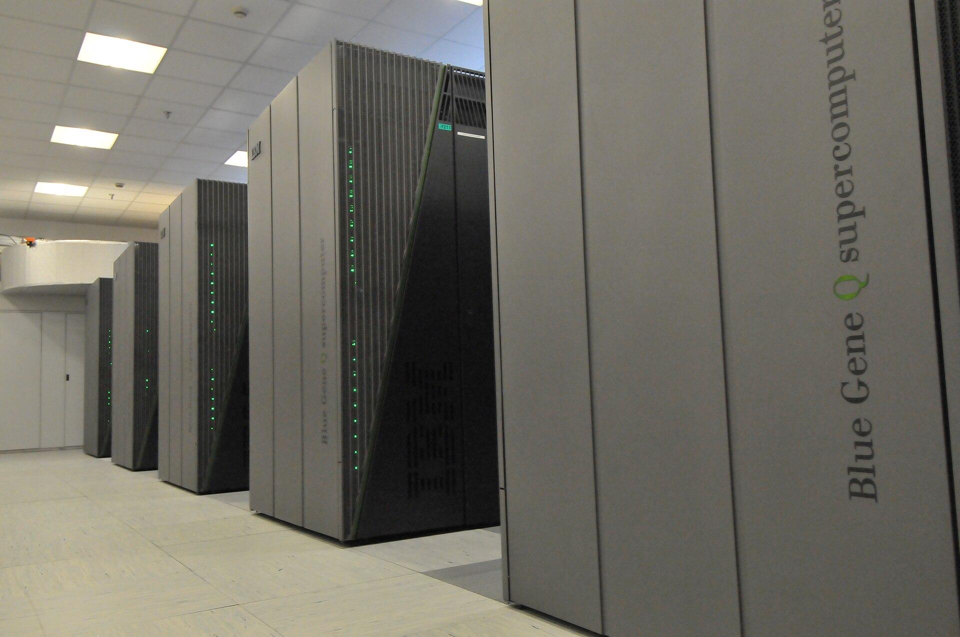 Racks do supercomputador Fermi, no centro de computação Cineca, na Itália. Imagem ilustrativa: os experimentos descritos pela Epoch AI rodaram em GPUs alugadas pela plataforma Modal, não neste equipamento.