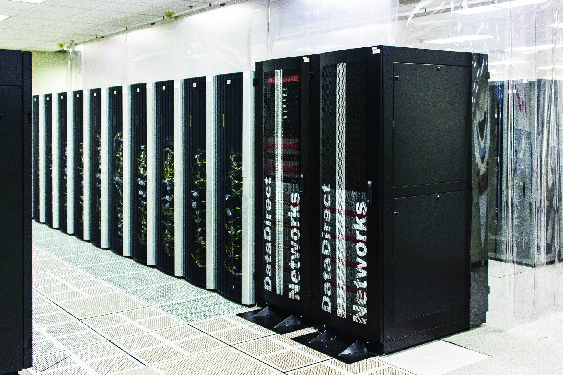 Cluster de computação de alto desempenho. Benchmarks divulgados por fabricantes são tratados aqui como alegação até verificação independente.