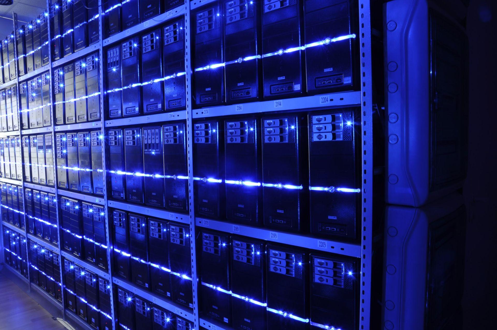 Prateleiras de servidores em um data center comercial. Imagem ilustrativa: a capacidade contratada pela Anthropic fica na Virgínia Ocidental e só entra em operação no fim de 2027.