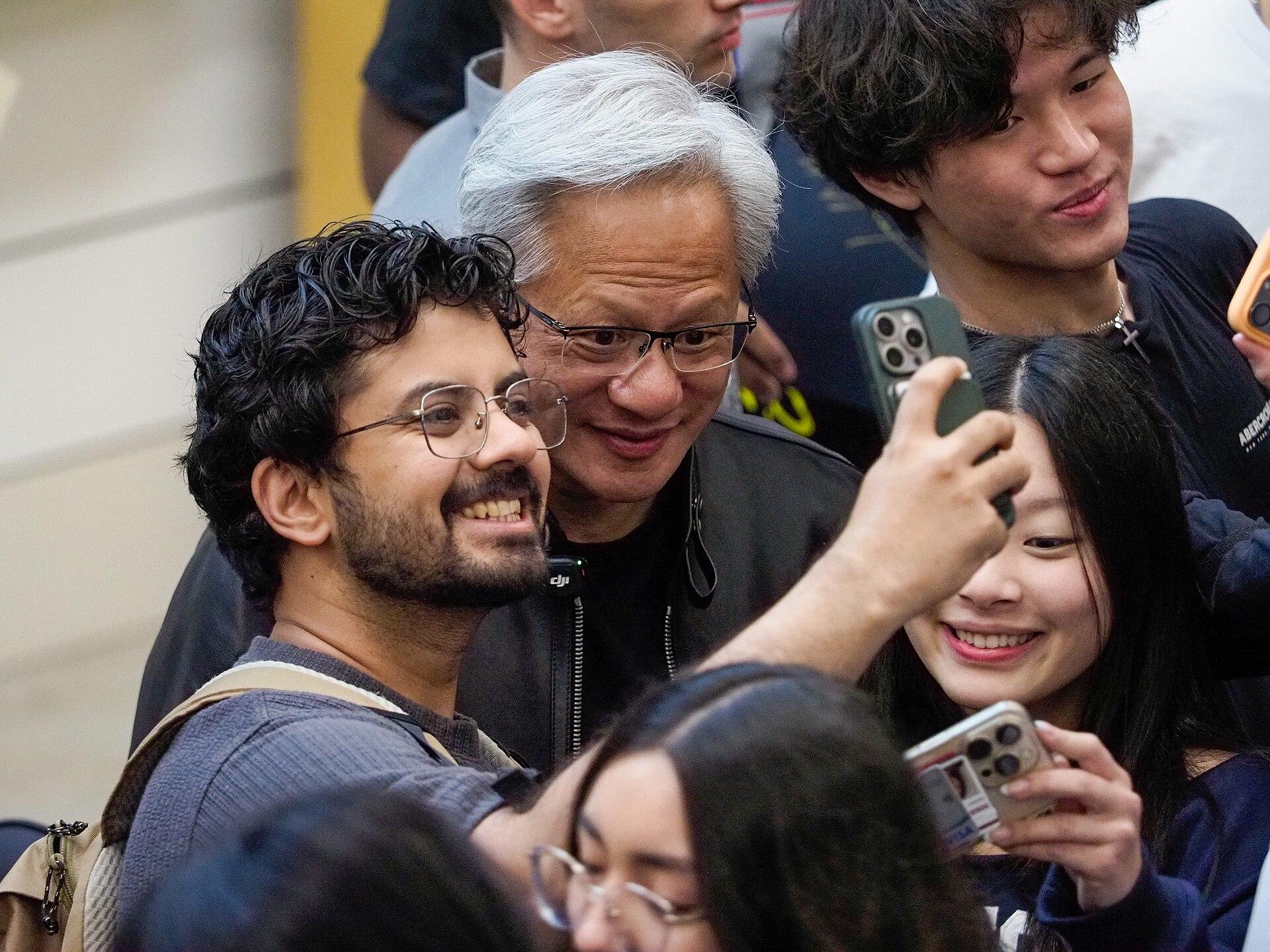 Jensen Huang, presidente-executivo da NVIDIA, com estudantes depois de uma palestra na Universidade Stanford, em 30 de abril de 2026. O anúncio da compra saiu assinado por ele.