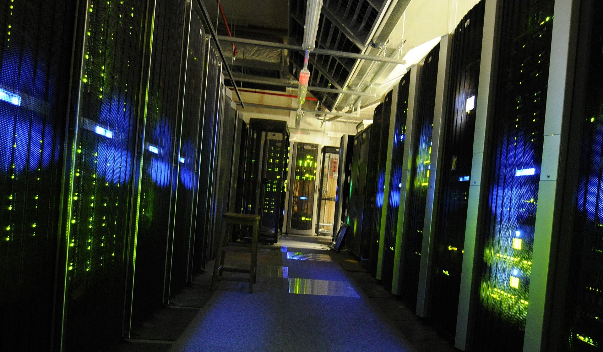 Sala de servidores do National Archives, no Reino Unido. Imagem ilustrativa, sem relação com os sistemas descritos no relatório da OpenAI.